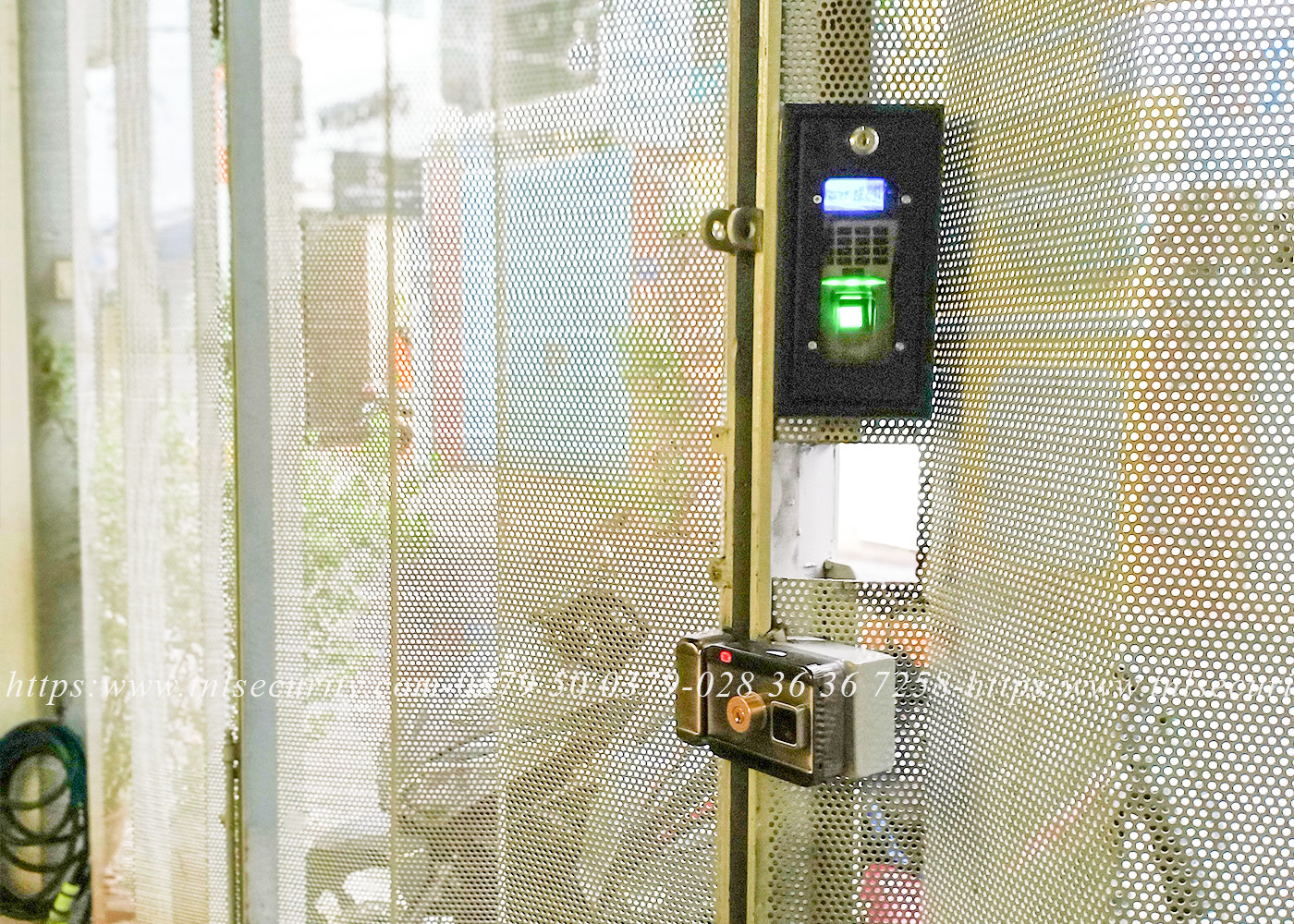 Lap-dat-khoa-van-tay-nha-tro-cong-hai-canh-tai-Le-Van-Sy-Quan-3